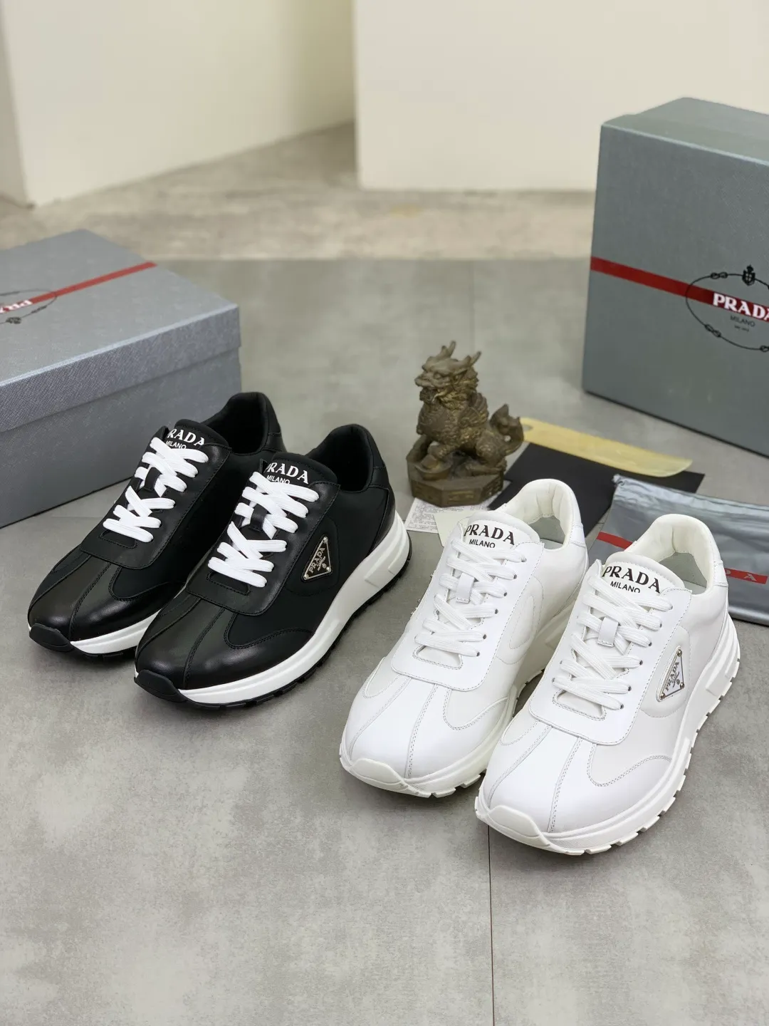Men's men's shoes 💰P560💰[New model] The top version is available on the official website, 🆘 The trendy brand (Prada) mainly promotes the popular style, avant-garde and versatile fashionable men's shoes, private version mold opening, cowhide surface splicing 1:1 replica... Fashion is simple, original imported cowhide and lining cowhide feet; the atmosphere and personality are more fashionable, eye-catching and pursuing class. It will subvert the old idea and be a must-have for fashion trendsetters with you! Must keep for yourself ! Tall and comfortable, large and low, high-end quality workmanship. The new high-end outsole on the official website. Size: 38-45. Available in black and white.